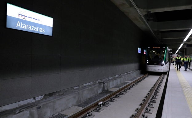 Metro en pruebas en la estación Atarazanas, en la Alameda Principal, la pasada madrugada. 