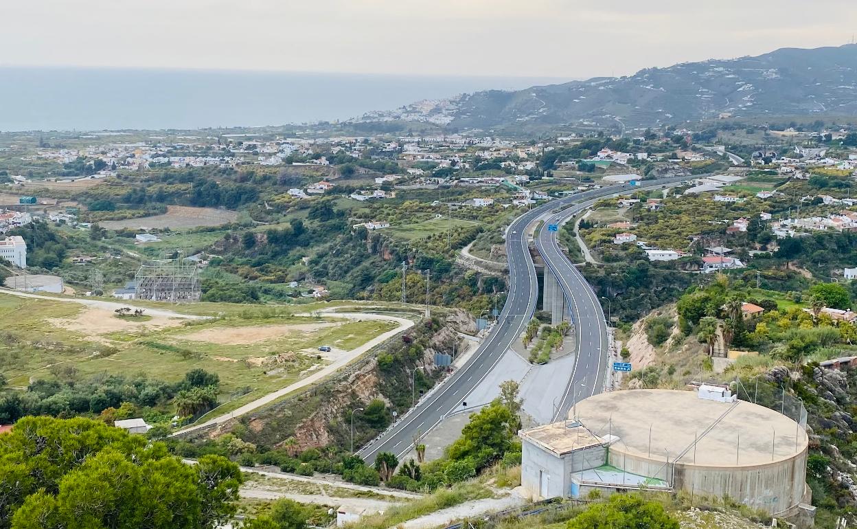 Imagen de la autovía del Mediterráneo A-7 a su paso por el término municipal de Nerja. 