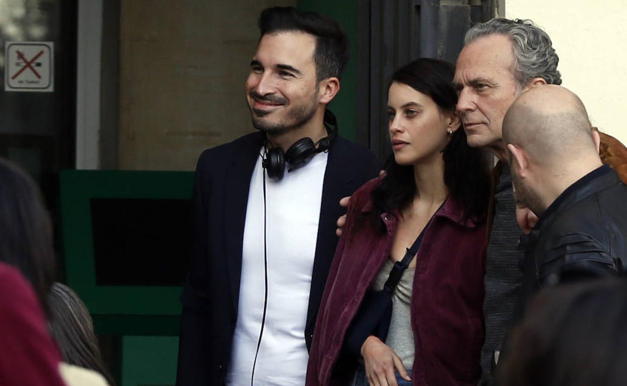 Javier Castillo, junto a los actores Milena Smit y José Coronado. 