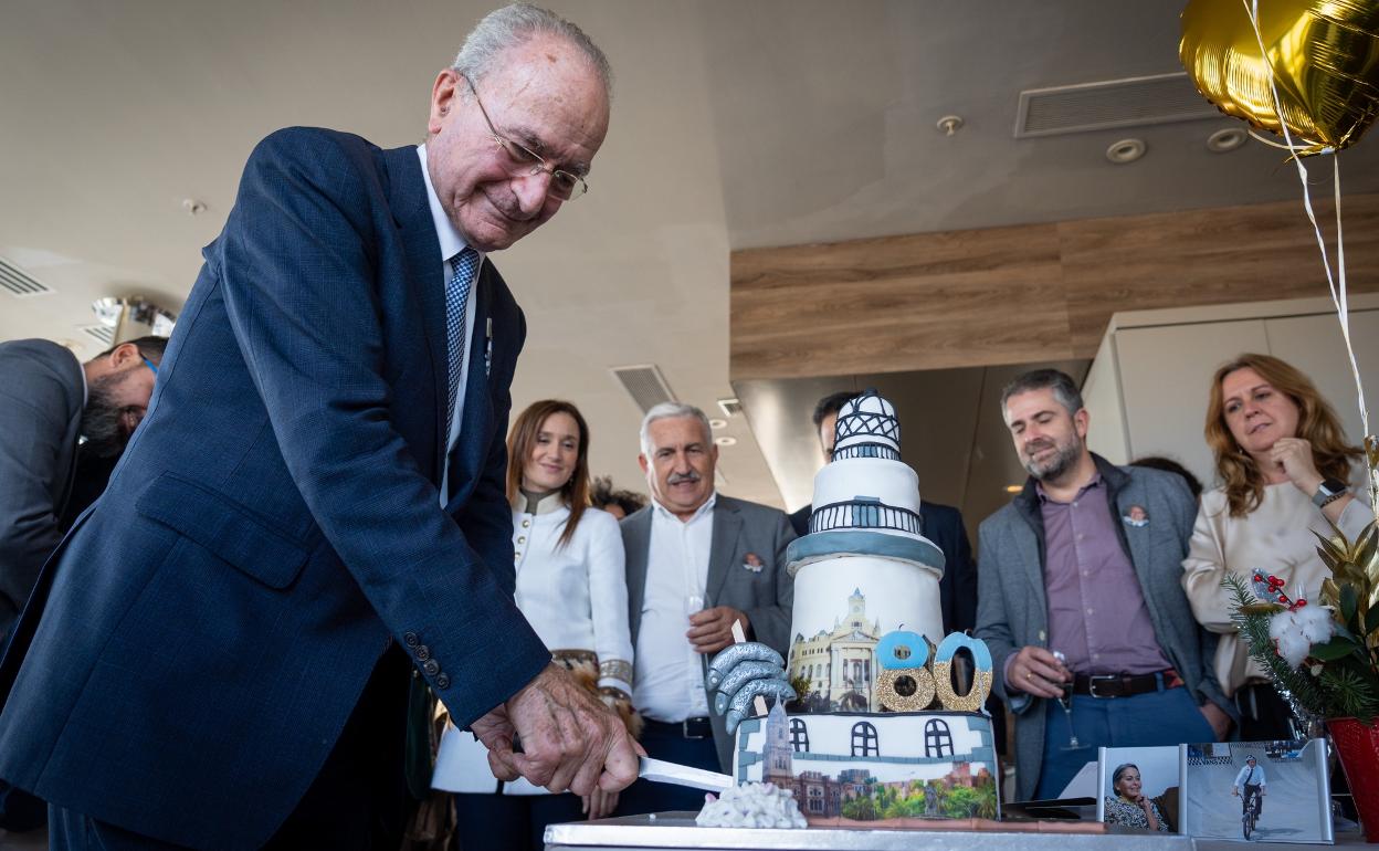 De la Torre, cortando la tarta de La Farola, delante de los ediles populares, en el hotel Málaga Palacio.