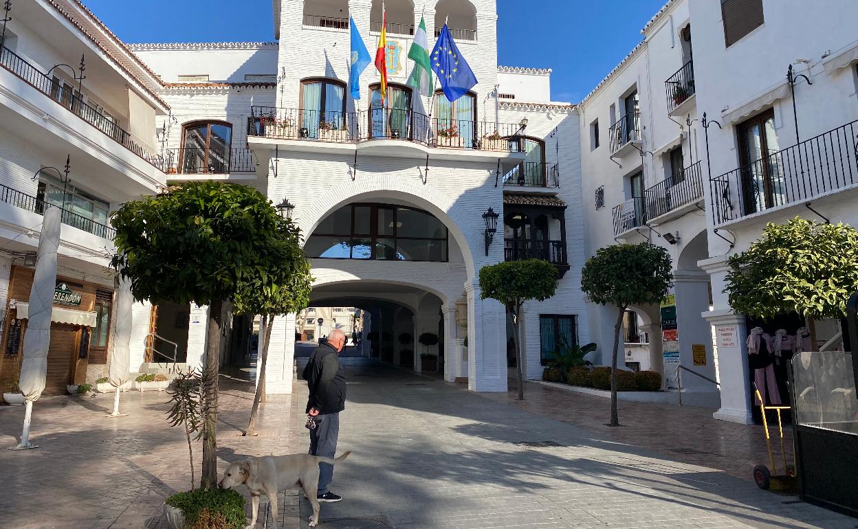 Fachada principal del Ayuntamiento de Nerja en la céntrica calle Carmen, junto al Balcón de Europa. 
