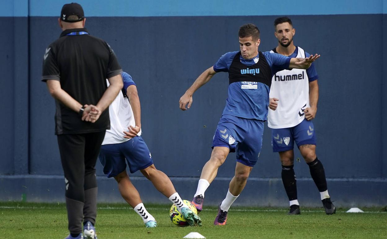 El futbolista Pablo Hervías, en un entrenamiento con el Málaga hace unos días.