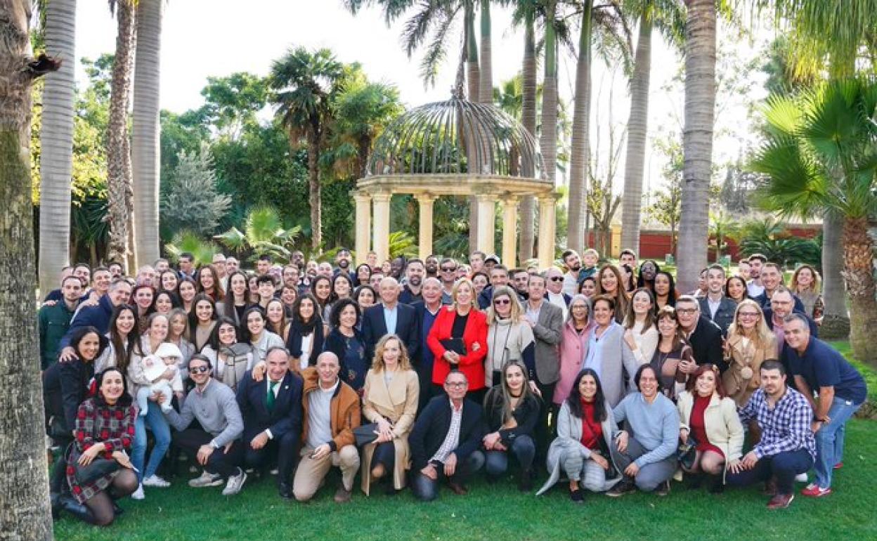 Empleados y jugadores del Unicaja, en la multitudinaria foto de la comida en La Tosca este miércoles. 