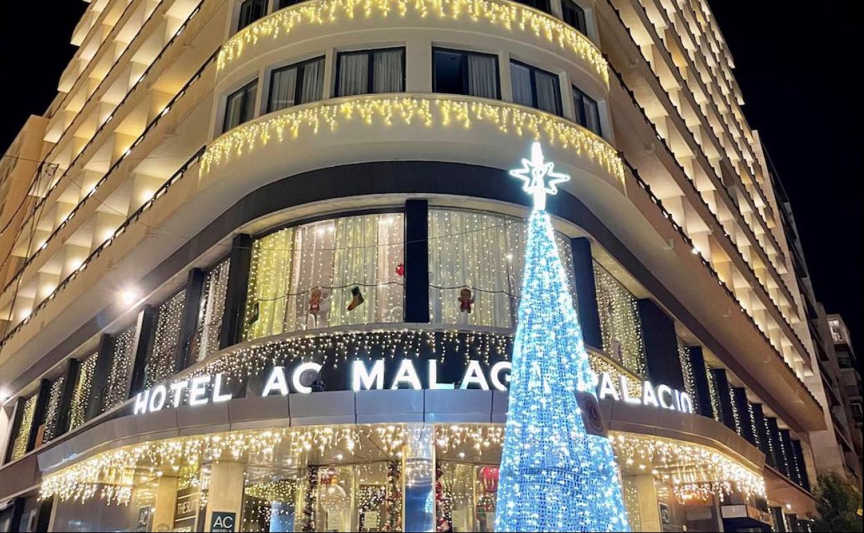 Fachada con la decoración navideña del AC Málaga Palacio. 