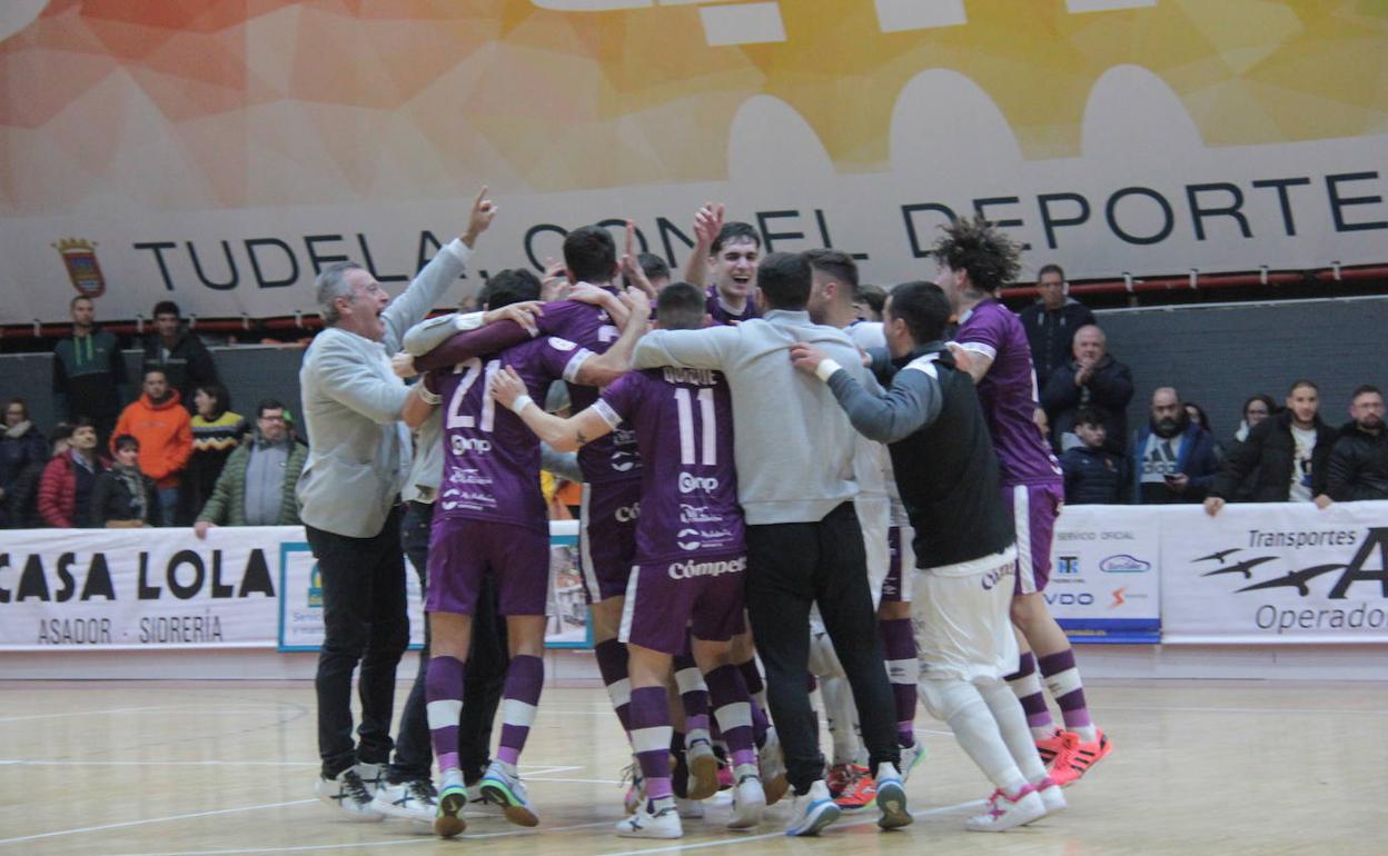 Los jugadores del BeSoccer UMA Antequera celebran el pase a la Copa de España al final del partido. 