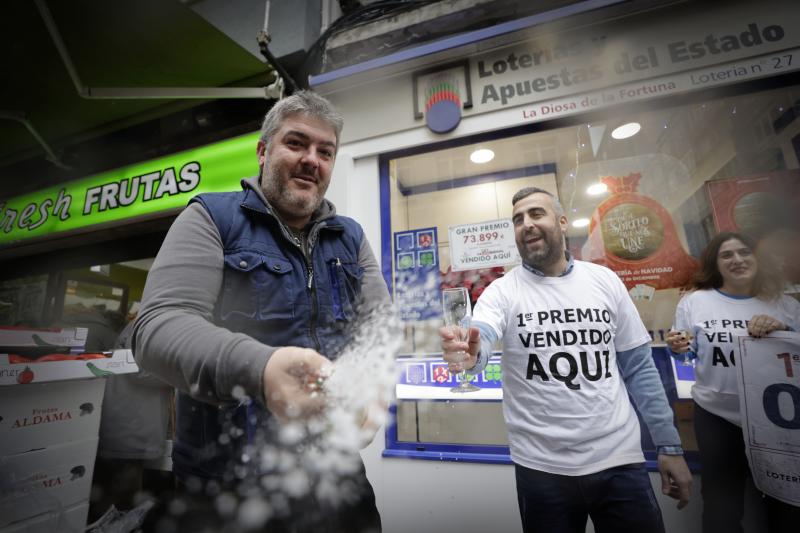 La administración de lotería número 27 de A Coruña celebra haber vendido El Gordo
