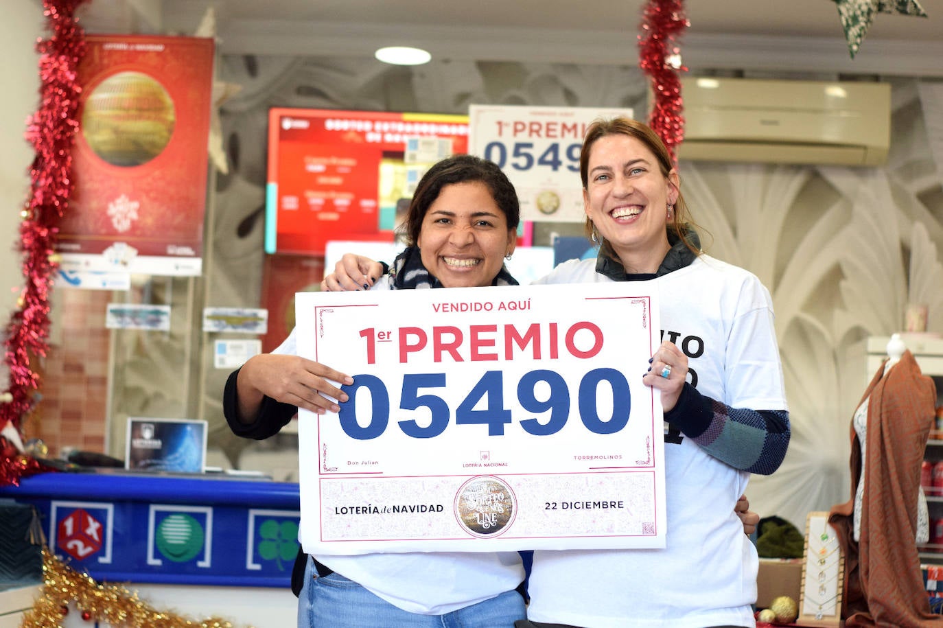 La salmantina Marta Ramos-Valcarce y la hondureña Erika Acosta, cuñadas, vendieron un número del primer premio en la administración 'Don Julián' en Torremolinos