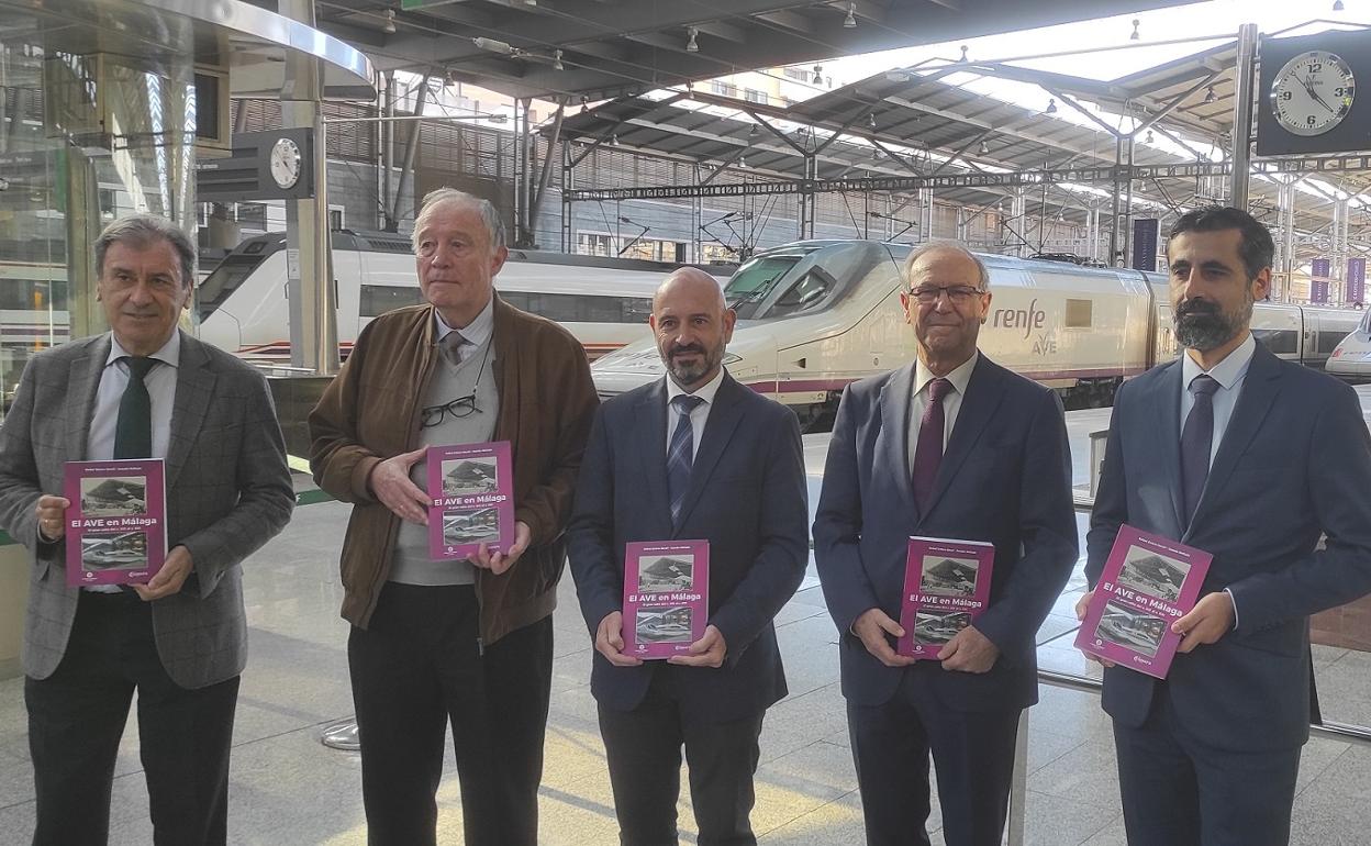 Responsables del Gobierno, Renfe, Adif y la Cámara de Comercio, con el libro sobre la historia del AVE. 