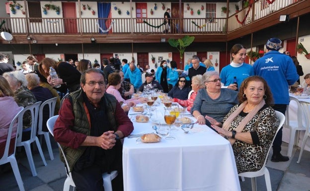 Algunos de los vecinos, mientras cantaba el grupo 'Los de siempre'. 