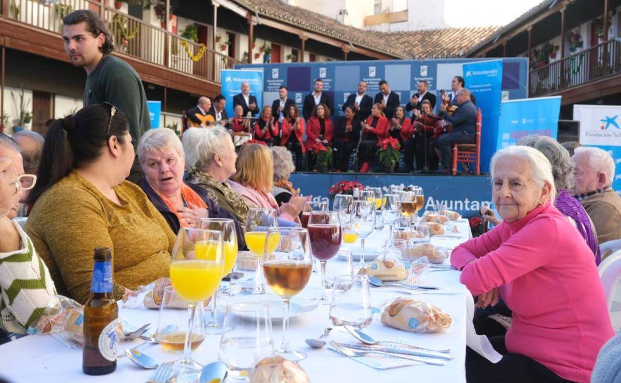 Una de las mesas, mientras tomaba los menús con el grupo 'Los de Siempre' al fondo cantando. 