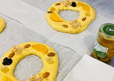 Imagen secundaria 1 - Este roscón se hace con masa madre de semilla de olivo.. Abajo, la aceituna aloreña escarchada es otro ingrediente fundamental. Daniel García Peinado es conocido como el chef del AOVE.