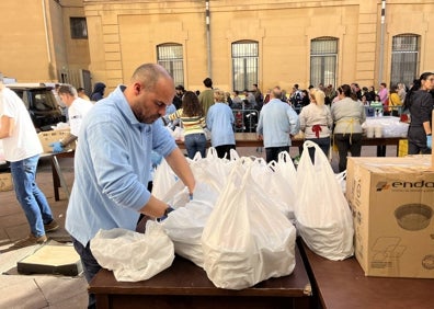 Imagen secundaria 1 - Unos 40 voluntarios participaron en el reparto. 