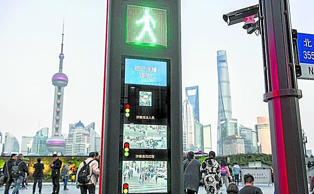 No escapa nadie. Cámaras con reconocimiento facial sirven para amonestar a peatones y conductores que se saltan las normas en Shanghái.