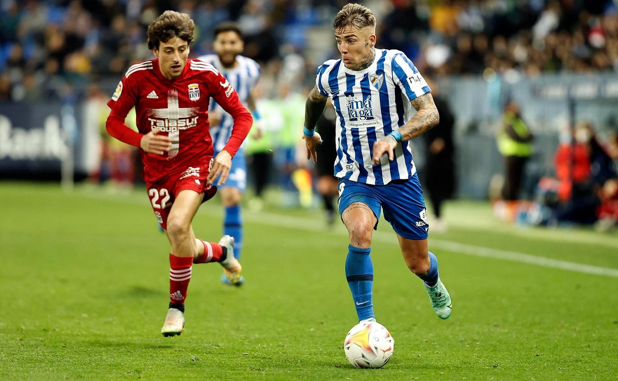 Delmás, de rojo, en un partido disputado en La Rosaleda cuando era jugador del Cartagena. 