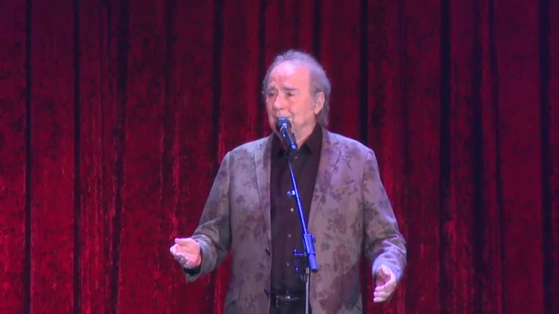 Serrat dice definitivamente adiós a los escenarios con un concierto histórico en Barcelona