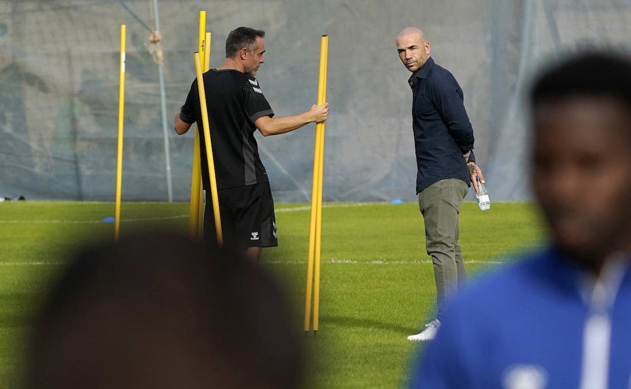 El director deportivo del Málaga, Manolo Gaspar (derecha), durante un entrenamiento del equipo esta temporada. 
