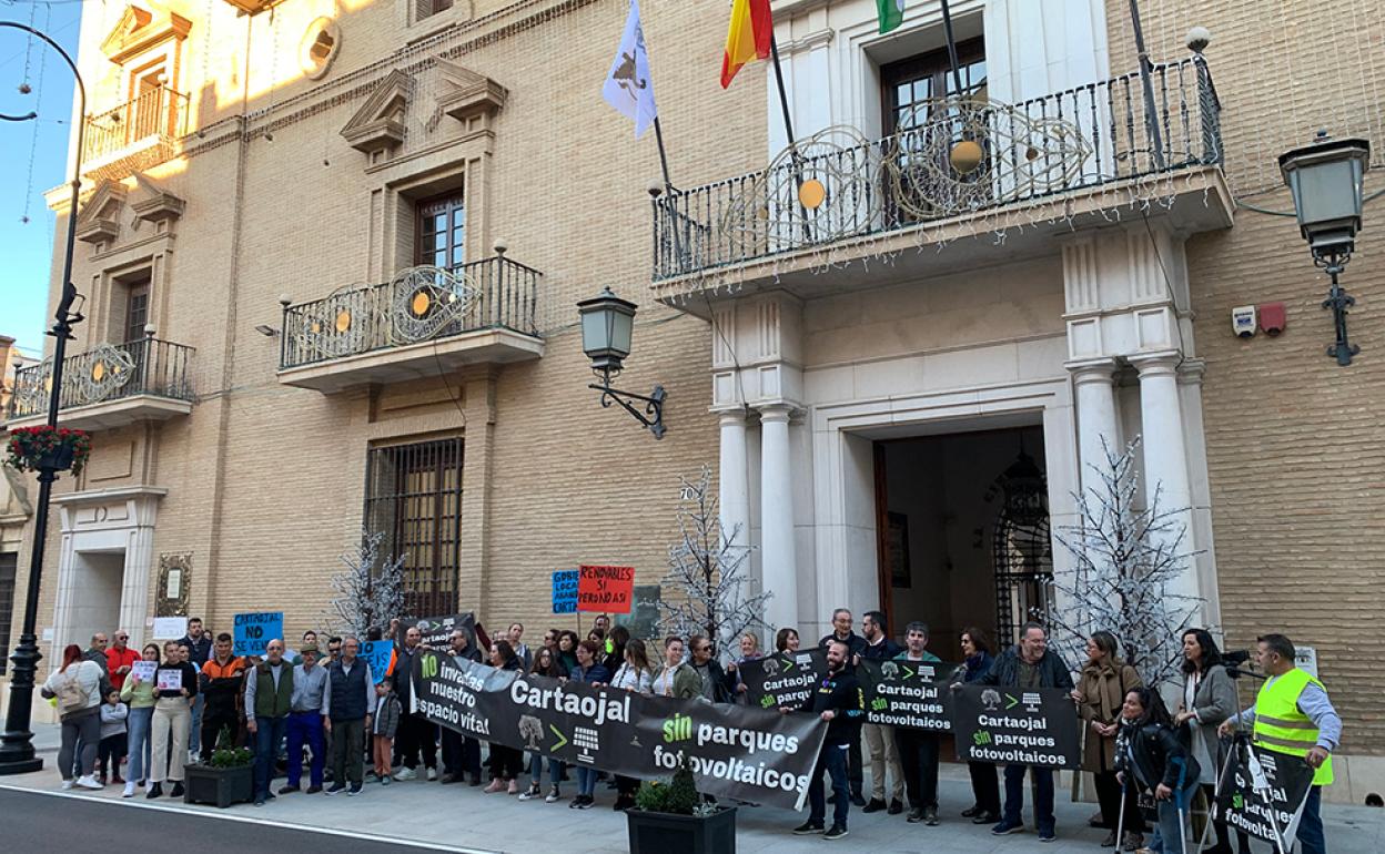 Concentración en las puertas del consistorio de Antequera con representantes de las fuerzas políticas municipales. 