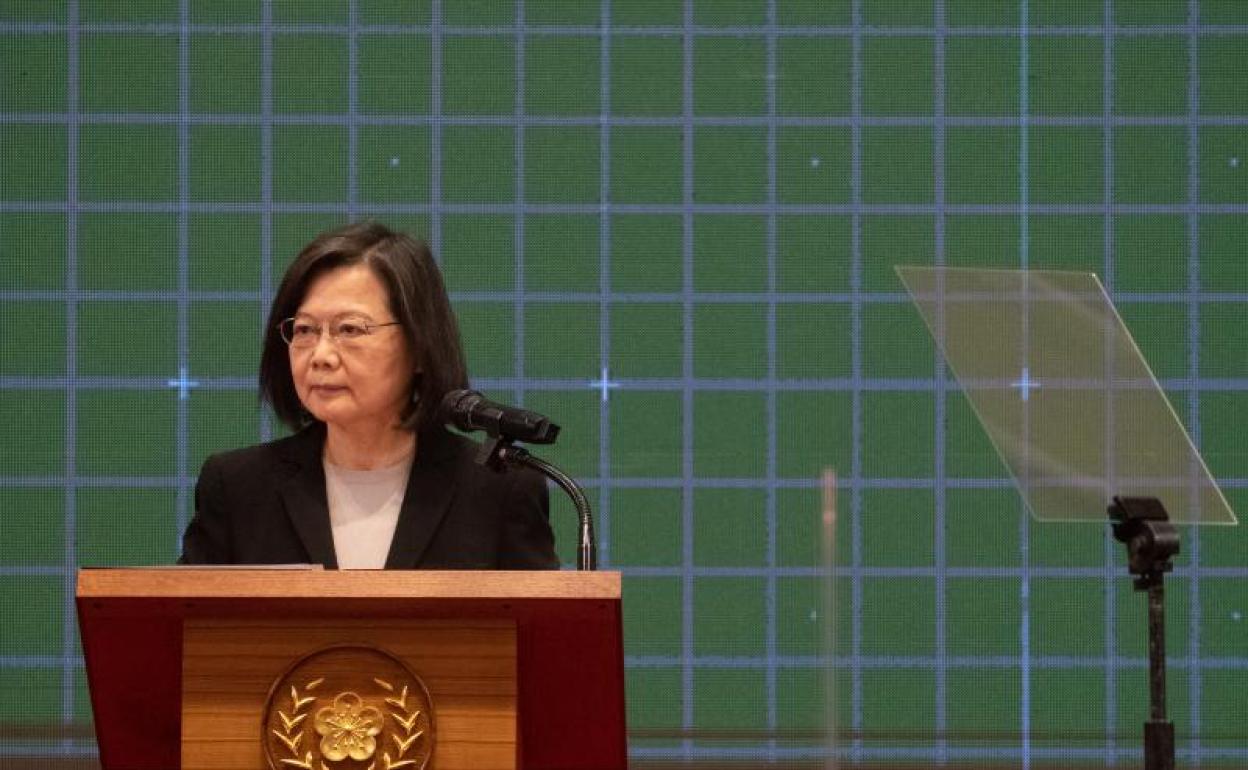 La presidenta de Taiwán, Tsai Ing-wen, habla durante una conferencia de prensa ofrecida este martes en TaipeI. 