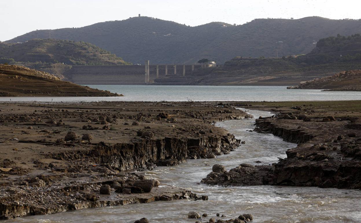 Escorrentías del río Guaro, de camino al embalse de La Viñuela, que se ve al fondo de la imagen. 