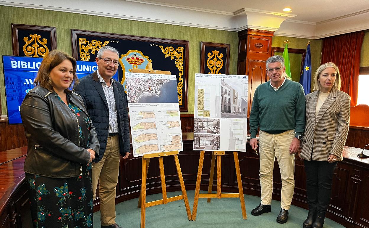 Natacha Rivas, Francisco Salado, José Alberto Armijo y Nieves Atencia, este miércoles en la presentación del proyecto de la nueva biblioteca en el salón de plenos del Ayuntamiento de Nerja. 