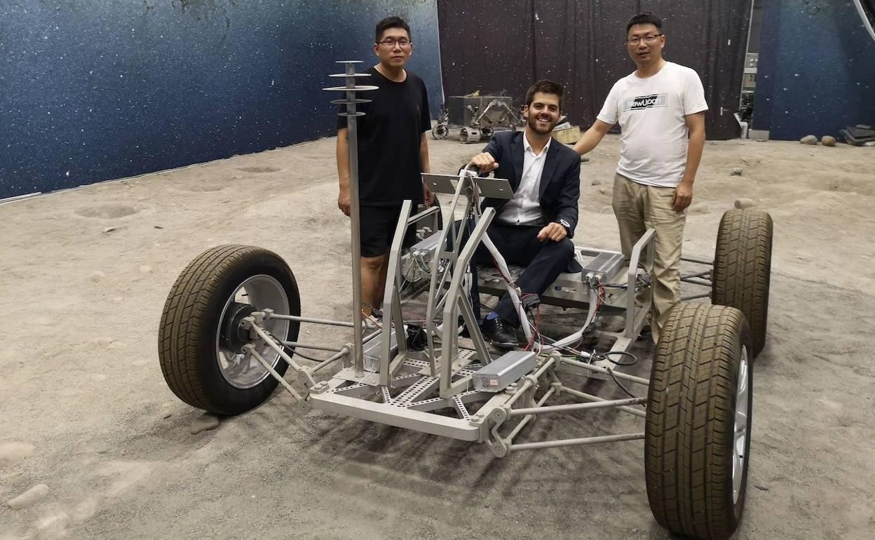 El ingeniero aeronáutico malagueño José María Ortega, a bordo de un rover lunar. 