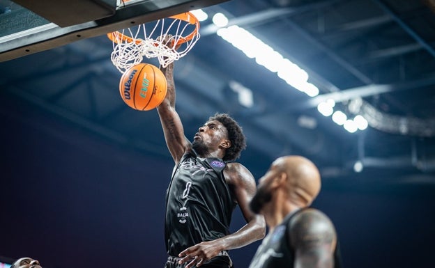 Nysier Brooks, durante un encuentro con el VEF Riga. 