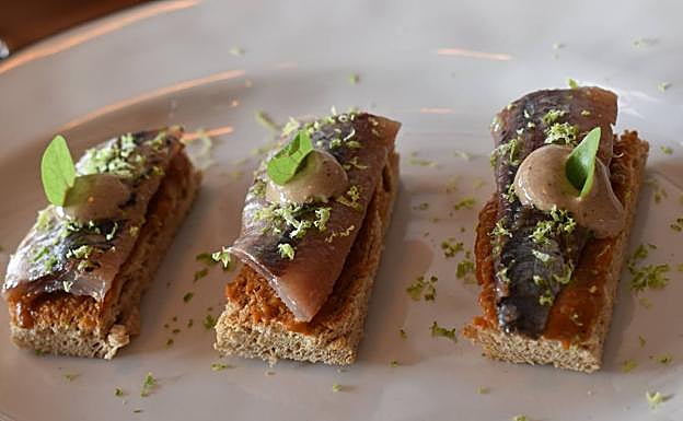 Imagen principal - Primera foto, tosta de sardinas: Un bocado perfecto para ir abriendo boca en este asador andaluz, una sardina a la moruna, ligeramente ahumada y que se sirve sobre una rebanada de auténtico pan crujiente de Casares. La brasa aumenta su sabor. Segunda foto: Boletus a la brasa. Es tiempo de setas y las últimas lluvias han plagado esta sierra de Casares. Juan es un auténtico maestro en las brasas y estos boletus hechos con brasas de Marabú son todo un ejemplo de su buen hacer en el fuego. Tercera foto: Huevos felices. Más que huevos felices, son gallinas felices, es decir, que viven en libertad en el campo. Un plato que encierra una amalgama de sabores. Un ejemplo de cómo lo sencillo bien hecho es una maravilla.