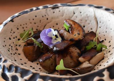 Imagen secundaria 1 - Primera foto, tosta de sardinas: Un bocado perfecto para ir abriendo boca en este asador andaluz, una sardina a la moruna, ligeramente ahumada y que se sirve sobre una rebanada de auténtico pan crujiente de Casares. La brasa aumenta su sabor. Segunda foto: Boletus a la brasa. Es tiempo de setas y las últimas lluvias han plagado esta sierra de Casares. Juan es un auténtico maestro en las brasas y estos boletus hechos con brasas de Marabú son todo un ejemplo de su buen hacer en el fuego. Tercera foto: Huevos felices. Más que huevos felices, son gallinas felices, es decir, que viven en libertad en el campo. Un plato que encierra una amalgama de sabores. Un ejemplo de cómo lo sencillo bien hecho es una maravilla.