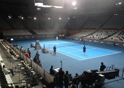 Imagen secundaria 1 - Arriba, réplica de una fachada de Vía Layetana frente a una piscina de Montjuic par E.ON. La cancha del Joventut de Badalona convertida en pista de tenis para Nike. Estanterías de bibliotecas caídas para un anuncio de Puma.