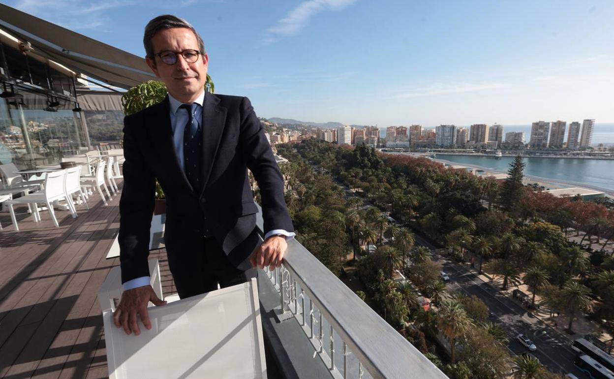 El consejero de Política Industrial y Energía, Jorge Paradela, en la terraza del AC Málaga Palacio. 