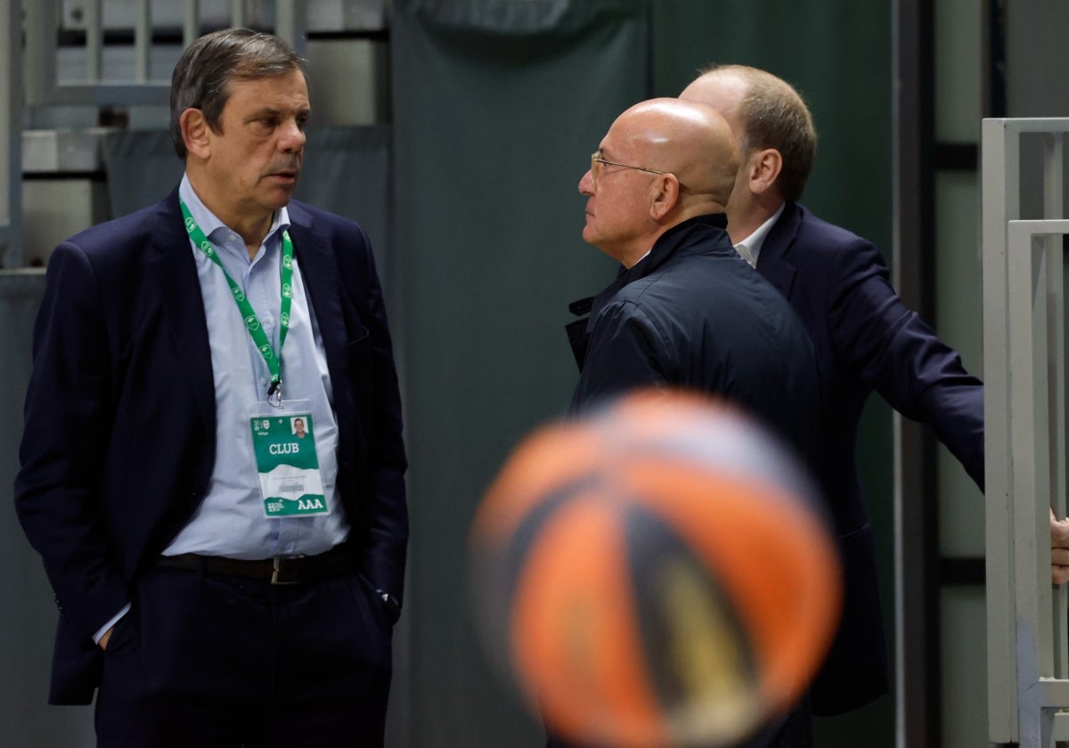 El director deportivo del Unicaja, Juanma Rodríguez, y el presidente del club, Antonio López Nieto.