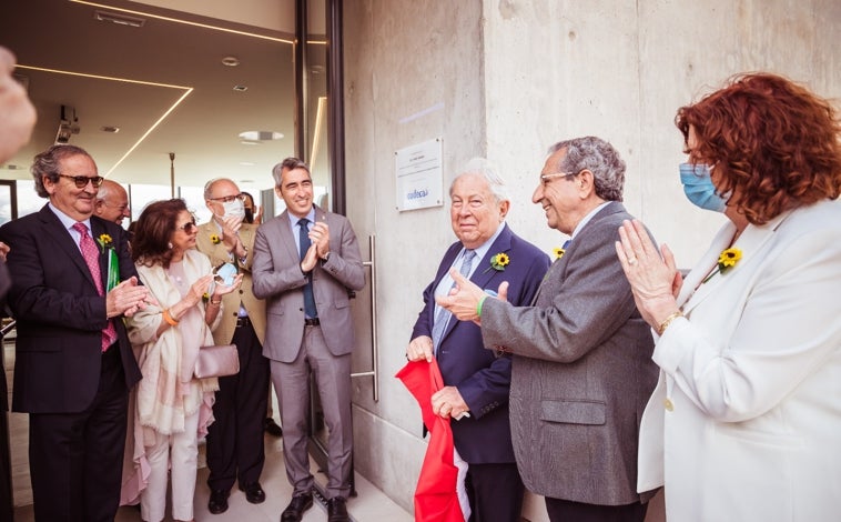 Imagen principal - Día de la inauguración del Instituto Yusuf Hamied en Benalmádena (primera); una de las primeras visitas del científico a Cudeca (segunda) y día en el que puso la primera piedra del Instituto (tercera).