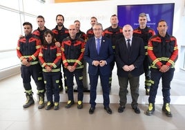 Francisco Salado y Manuel Marmolejo reciben a los bomberos que viajaron a Turquía.