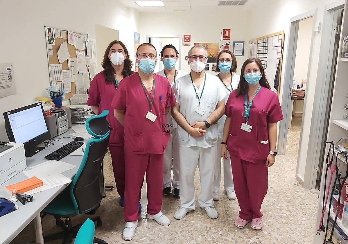 El coordinador de trasplantes, José Manuel Galván, junto al equipo de la UCI.