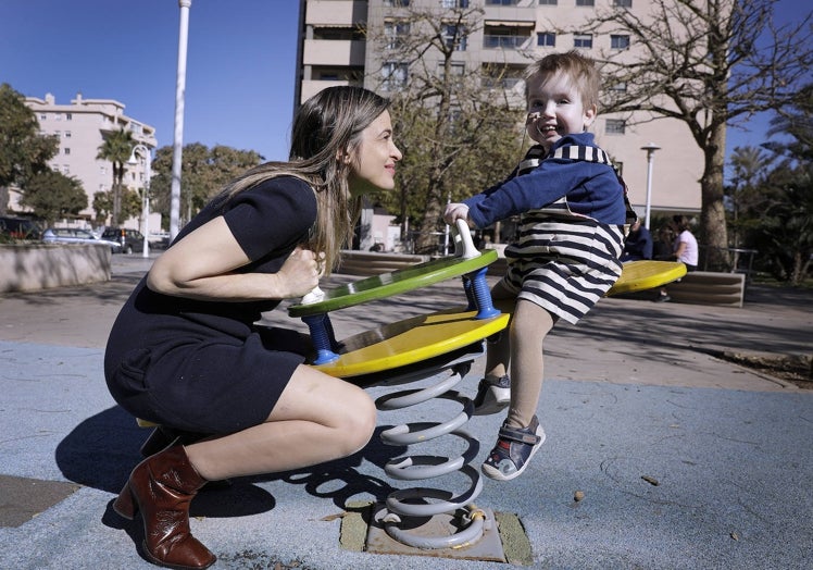 Aurora, con el pequeño Marcos, en un parque del Paseo Marítimo Antonio Banderas.