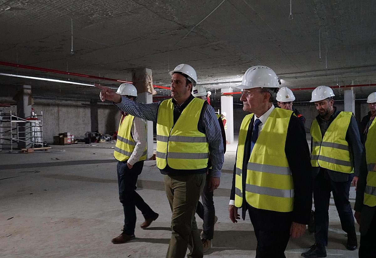 El alcalde, junto al gerente de Smassa, durante la visita a las obras la tarde del martes.
