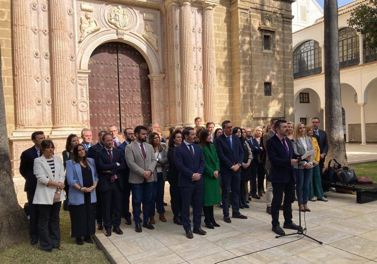 El portavoz popular, Toni Martín, lee el texto de la moción acompañado de miembros de de su grupo parlamentario.