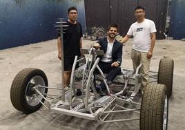 José María Ortega en un Rover lunar en China