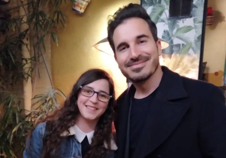 Javier Castillo posa con la última fan de la cola del Aula de Cultura de SUR, ya de madrugada