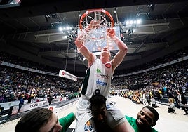 Kravish, Sima y Ejim ayudan a Díaz a cortar la red de una canasta tras ganar la final.