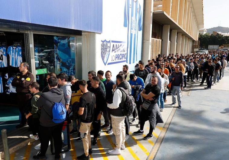 Locura por 300 entradas del Granada-Málaga: desde las 5 de la mañana en cola