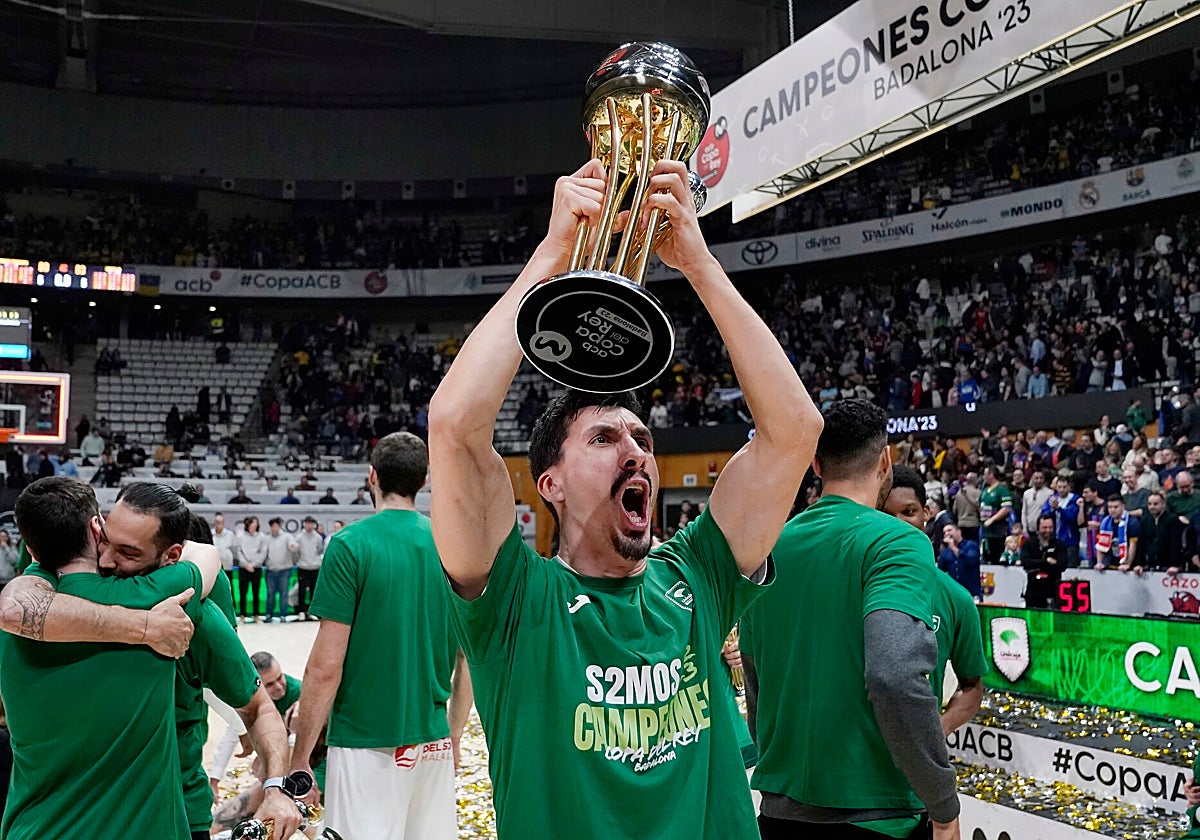 Djedovic celebra el triunfo en la final con los aficionados.