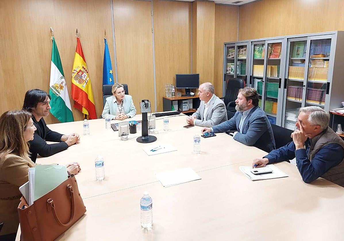 El alcalde de Manilva, Mario Jiménez, se reunió en Málaga con la delegada de Empleo, Carmen Sánchez, entre otros.