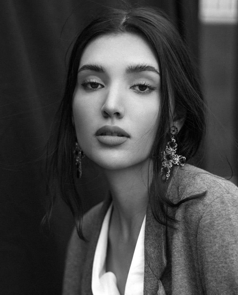 Esta joven, de 24 años, debutó en moda de la mano de la agencia local Nueva Moda y a los pocos meses participó en el certamen Linda España. Desde entonces su teléfono no ha parado de sonar y apenas se ha bajado de la pasarela -sobre la que suma ya «cientos» de desfiles, muchos de ellos en la Fashion Week de Nueva York-. En Málaga es rostro habitual de Larios. 