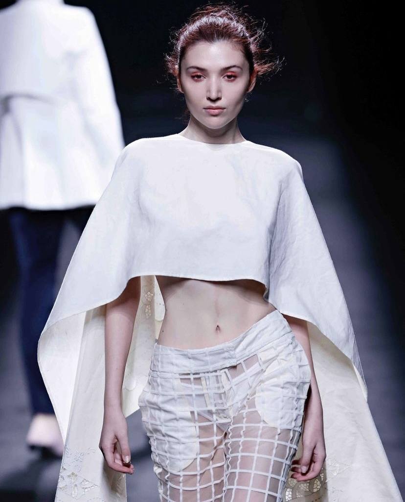 Esta joven, de 24 años, debutó en moda de la mano de la agencia local Nueva Moda y a los pocos meses participó en el certamen Linda España. Desde entonces su teléfono no ha parado de sonar y apenas se ha bajado de la pasarela -sobre la que suma ya «cientos» de desfiles, muchos de ellos en la Fashion Week de Nueva York-. En Málaga es rostro habitual de Larios. 