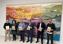 Evaristo Guerra, este jueves con el alcalde y ediles de la corporación, en el CAC de Vélez-Málaga.