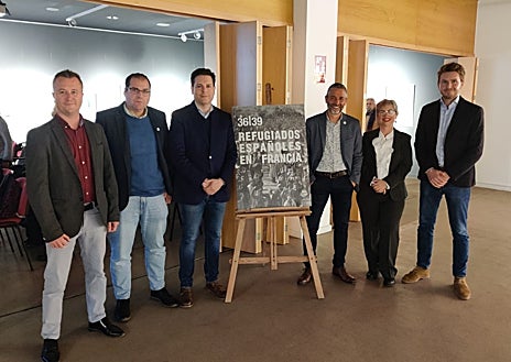 Imagen secundaria 1 - Arriba y abajo a la derecha, dos imágenes de la exposición que puede verse en el museo nerjeño hasta el próximo 29 de marzo, abajo a la izquierda, inauguración de la muestra.