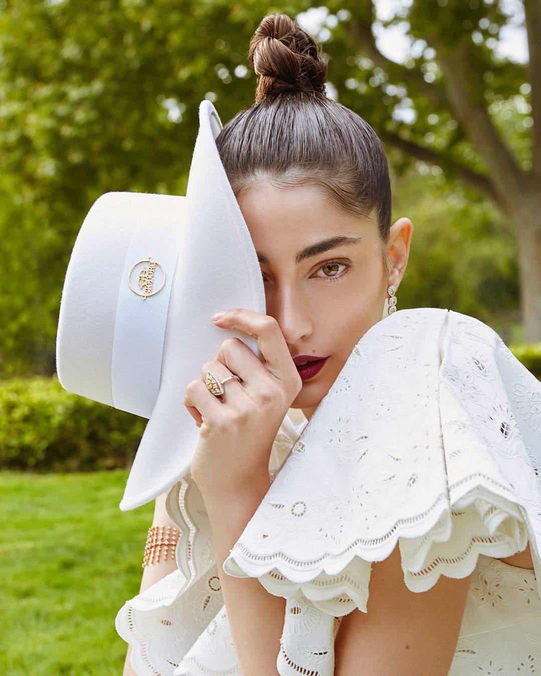 Nueva York, París, Milán.. no hay capital de la moda que se le resista. Pese a su juventud -22 años- esta joven de Álora puede presumir de ser una de las modelos españolas más codiciadas. Con 16 recién cumplidos ya estaba desfilando por las calles de Nápoles para Dolce Gabbana y desde entonces no ha parado de trabajar. Más de 70 pases en apenas 7 años configuran su imponente trayectoria.