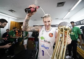 Osetkowski celebra el título de la Copa en el vestuario.