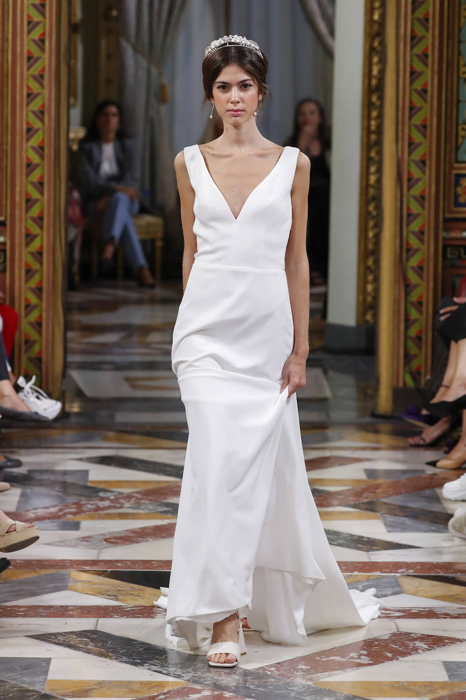 Con solo 16 años fue seleccionada por el concurso Elite Model Look España, con quienes firmó su primer gran contrato. A día de hoy a sus 23 años compagina sus estudios de Arquitectura en la UMA con sus viajes a Paris, destino al que va cada dos semanas y donde ha protagonizado campañas destacadas para firmas como NafNaf o Maje. También ha trabajado en Milán para Moncer y ha desfilado para 'De la Cierva Nicolás' o Juana Martín, entre otras.